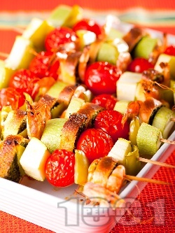 Зеленчукови шишчета с тиквички, чери домати, скариди и босилекови хлебчета на скара - снимка на рецептата